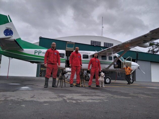 Três bombeiros (dois de Curitiba e um de Cianorte) e três cães especializados do Corpo de Bombeiros do Paraná embarcaram neste sábado (9) para o Rio Grande do Sul