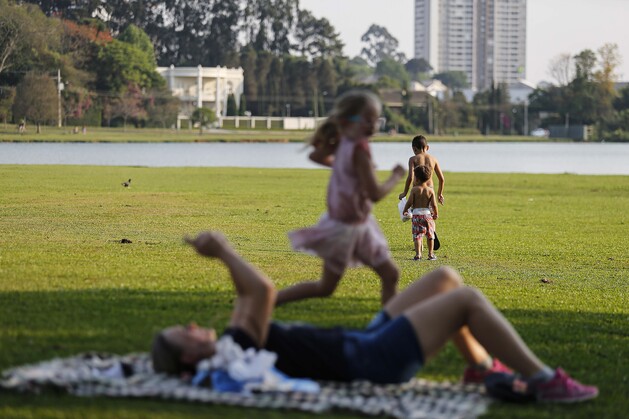 O calor se deve ao fenômeno El Niño, atualmente predominante, que provoca o aquecimento das águas do Oceano Pacífico