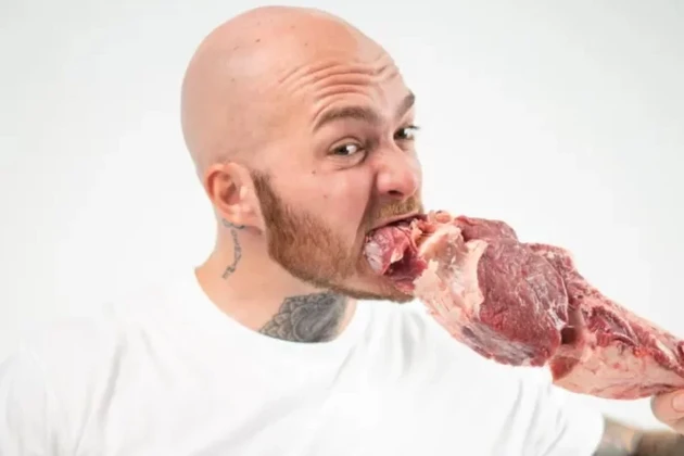 Um homem de 30 anos iniciou um regime alimentar composto por 90% de carne crua