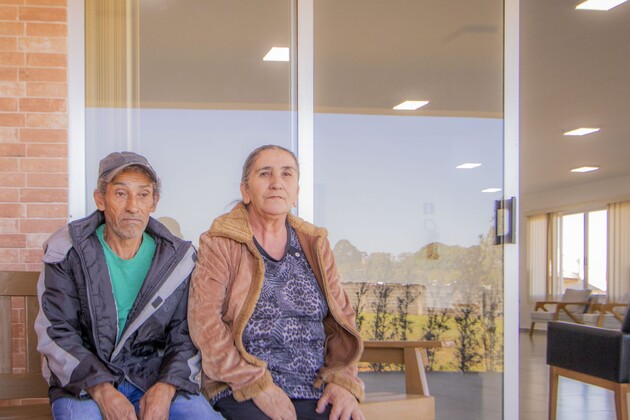 Jorandir Eunice Godoy (64) e Derci de Luz Pereira (62) percorrem os mais de 100 quilômetros entre Imbaú e o HU