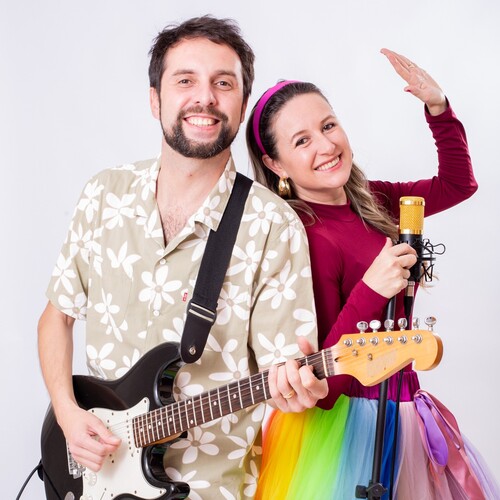 Os cantores Joãozinho e Juliani, da Casa Cantante, se apresentam no Parque Ambiental