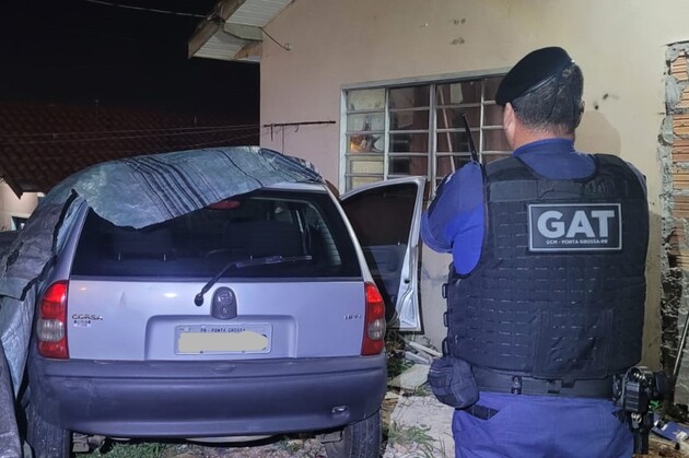 Denúncia anônima levou a Guarda Municipal até o local onde o carro estava coberto com lona