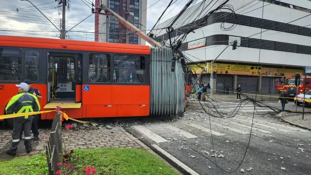 O acidente no Centro de Curitiba aconteceu no sábado (09)