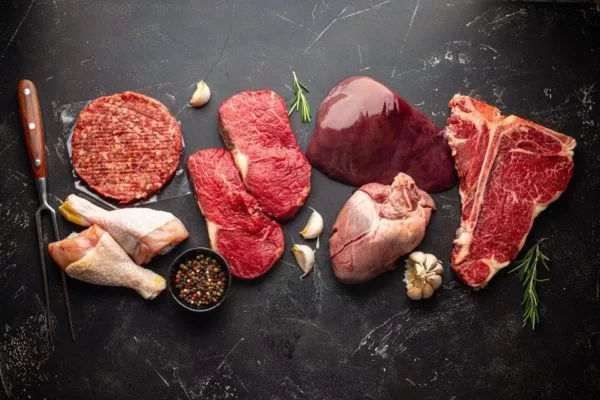 O consumo exagerado de carne pode aumentar o colesterol, o ácido úrico e também os riscos de câncer colorretal, principalmente para carnes embutidas e processadas