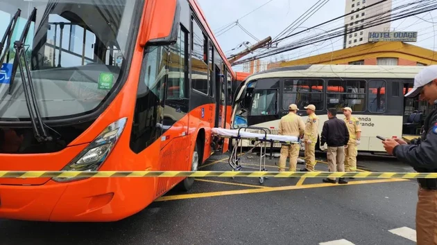 Acidente aconteceu na manhã deste sábado (09) no Centro de Curitiba