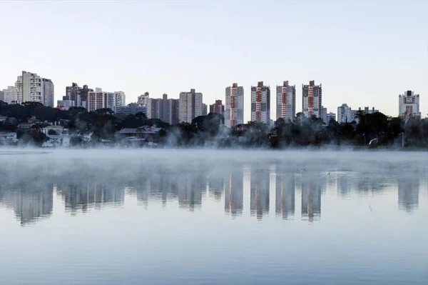 No Paraná, apenas uma pequena faixa na divisa com Santa Catarina deve ter marcas mais baixas, mas sem contudo repetir o frio extremo visto em julho