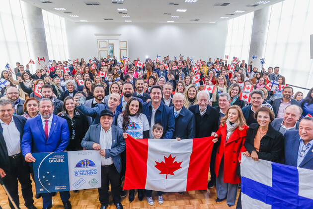Governador Carlos Massa Ratinho Jr participa do encontro com professores do Projeto Ganhando o Mundo que irão viajar para o Canadá e Finlândia