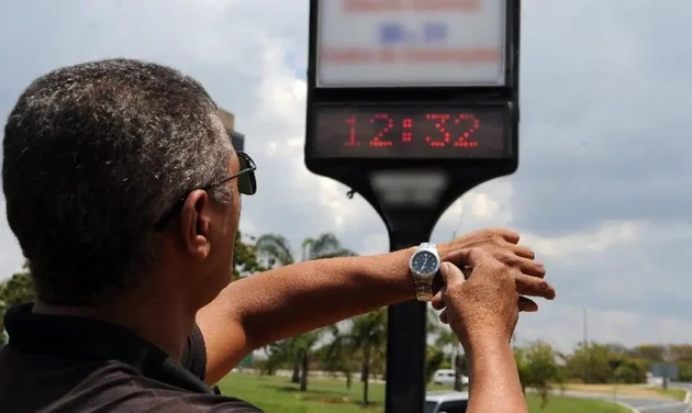 O horário de verão estabelecia que, entre os meses de outubro e fevereiro, os relógios fossem adiantados em uma hora, pelo horário de Brasília