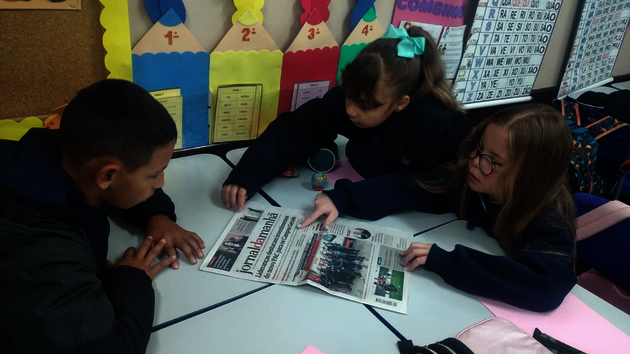 Os alunos exploraram o jornal em sala de aula e baseados em um dos conteúdos criaram suas próprias poesias sobre a cidade de Ponta grossa