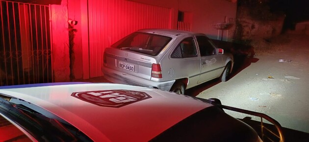 O veículo constava como furtado e estava no meio de uma rua no bairro Vila Nova