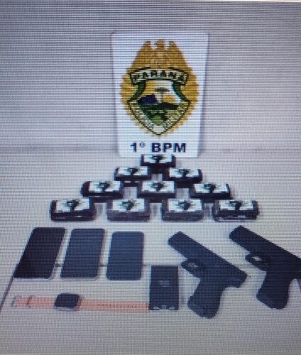 A Polícia Militar encontrou no interior do veículo 20 tabletes de substância análoga a haxixe, uma máquina de choque e dois simulacros de arma de fogo