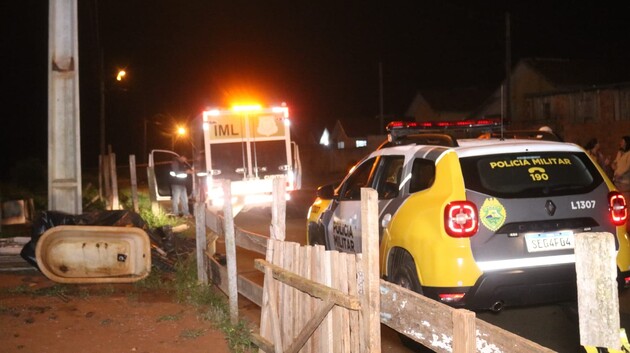 Um motociclista faleceu na madrugada desta quinta-feira (21) ao bater a moto de trilha, sem placas, contra um poste