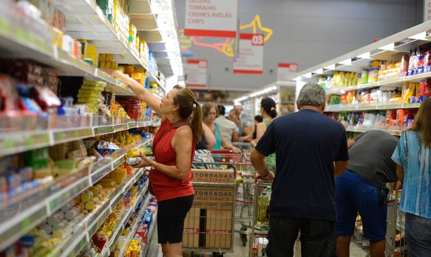 Quase 99% dos alimentos ultraprocessados comercializados no Brasil têm alto teor de sódio, gorduras, açúcares ou aditivos para realçar cor e sabor