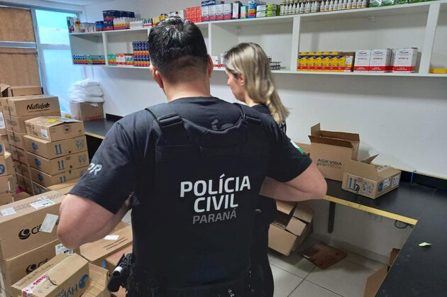 A Polícia Civil do Paraná (PCPR) está nas ruas desde as primeiras horas da manhã desta terça-feira (12) para cumprir 16 mandados de busca e apreensão contra um grupo criminoso responsável por fraudar uma licitação de medicamentos