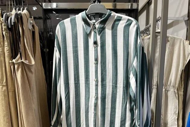 Conjunto de roupas da Riachuelo, acusadas de serem parecidas com os uniformes usados em campos de concentração na Segunda Guerra Mundial