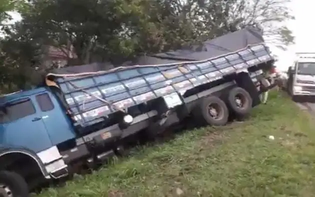 O motorista de um caminhão carregado de milho jogou o veículo contra uma ribanceira da BR-277, na tarde desta quinta-feira (7)