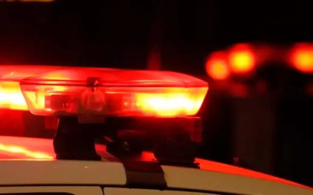 A vítima apontou que os dois vestiam roupas escuras e que um deles estava em posse de uma arma de fogo
