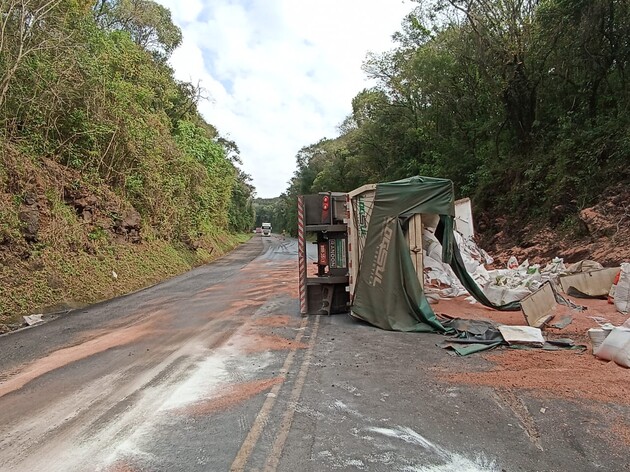 Um caminhão tombou na manhã desta segunda-feira (04), por volta das 08h50, na PR-460, no município de Novas Tebas (PR)