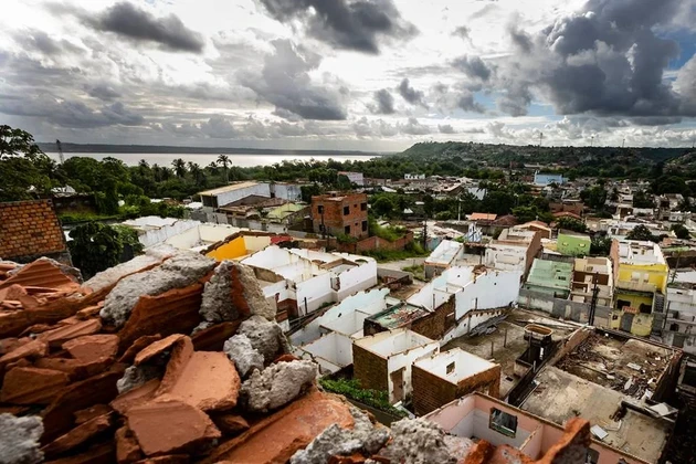 Mais de 60 mil pessoas já tiveram que sair, deixando bairros fantasmas na cidade