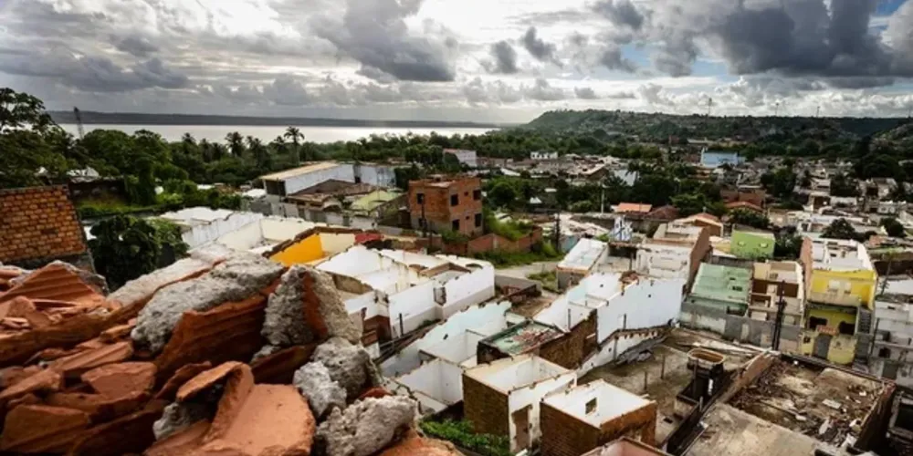 Mais de 60 mil pessoas já tiveram que sair, deixando bairros fantasmas na cidade