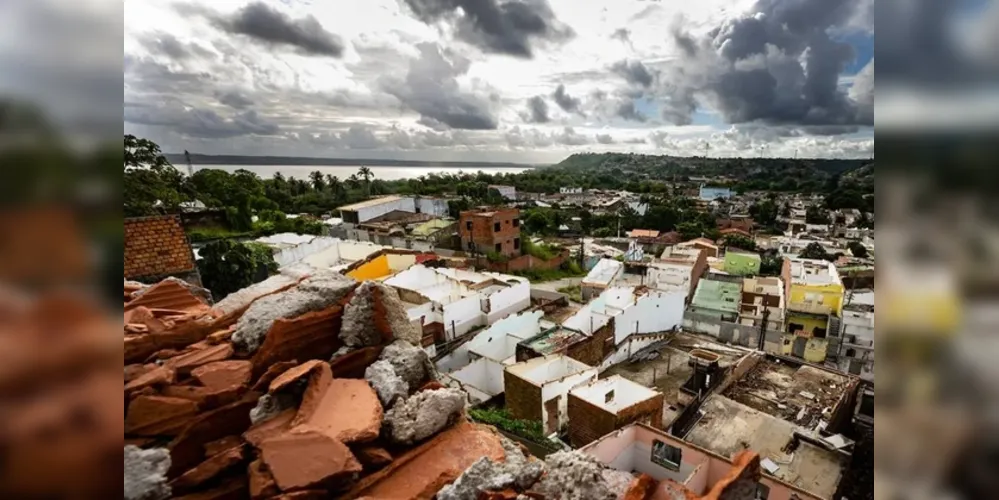 Mais de 60 mil pessoas já tiveram que sair, deixando bairros fantasmas na cidade