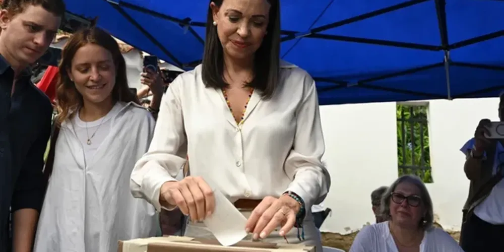 A candidata María Corina Machado, a favorita nas primárias da oposição venezuelana, vota em Caracas