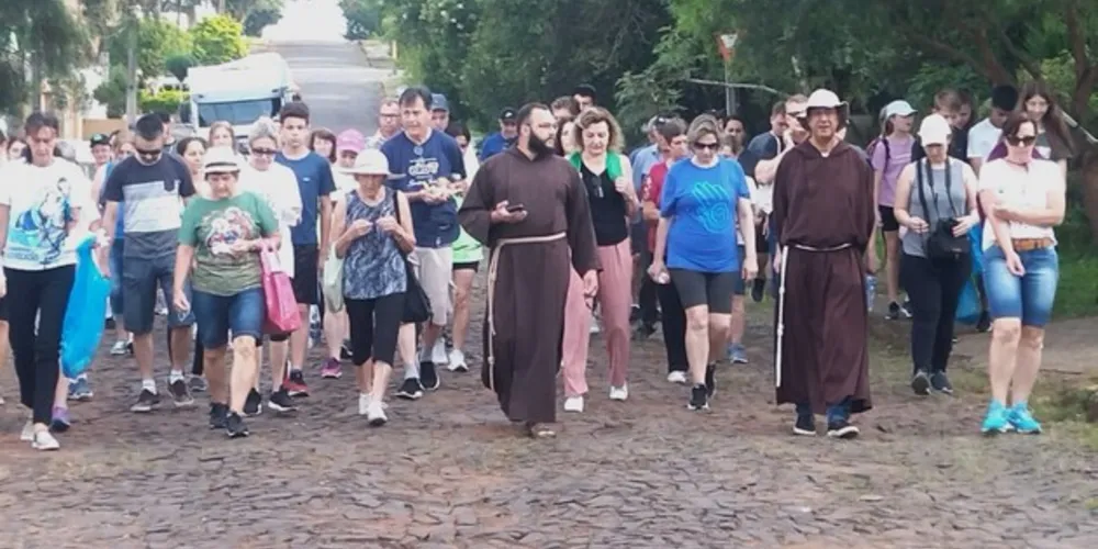 A caminhada iniciou na Capela São Francisco. Durante o trajeto houve orações e reflexão