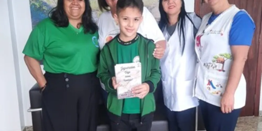 Alcione Lemos, prefeita de Jaguariaíva, pôde receber em mãos um exemplar da produção dos alunos