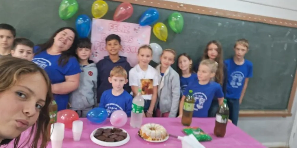 Festa surpresa pelo Dia do Professor deixou terreno fértil para aplicação da temática em sala