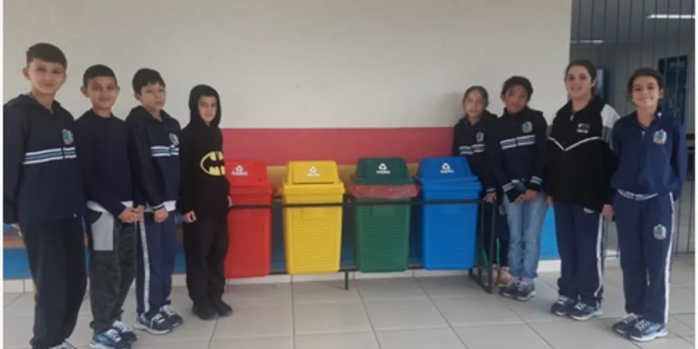 Após recolha de resíduos ao redor da escola, alunos depositaram nas lixeiras corretas