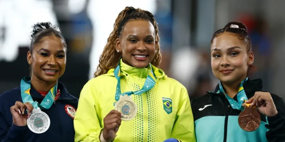 A brasileira ficou no lugar mais alto do pódio com uma média de 14.983 pontos