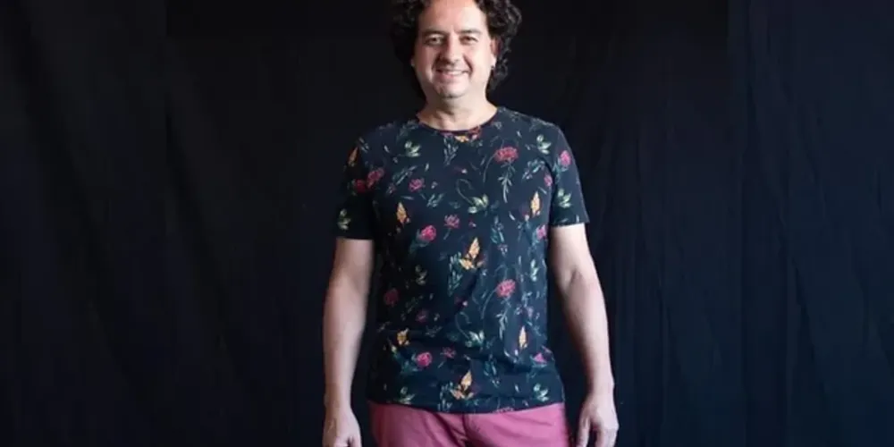 Conhecido por sua contribuição significativa à cena musical da cidade, Corrêa é multi-instrumentalista e o idealizador do Projeto Música para Todos