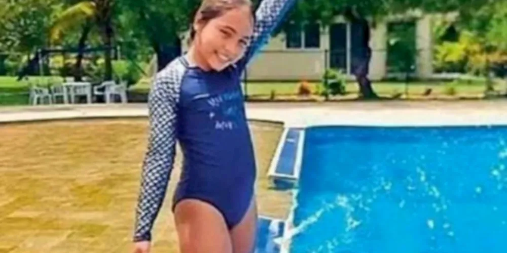 Entre os sintomas da doença, estão alterações no olfato ou no paladar, cefaleia, rigidez da nuca, náusea e vômito