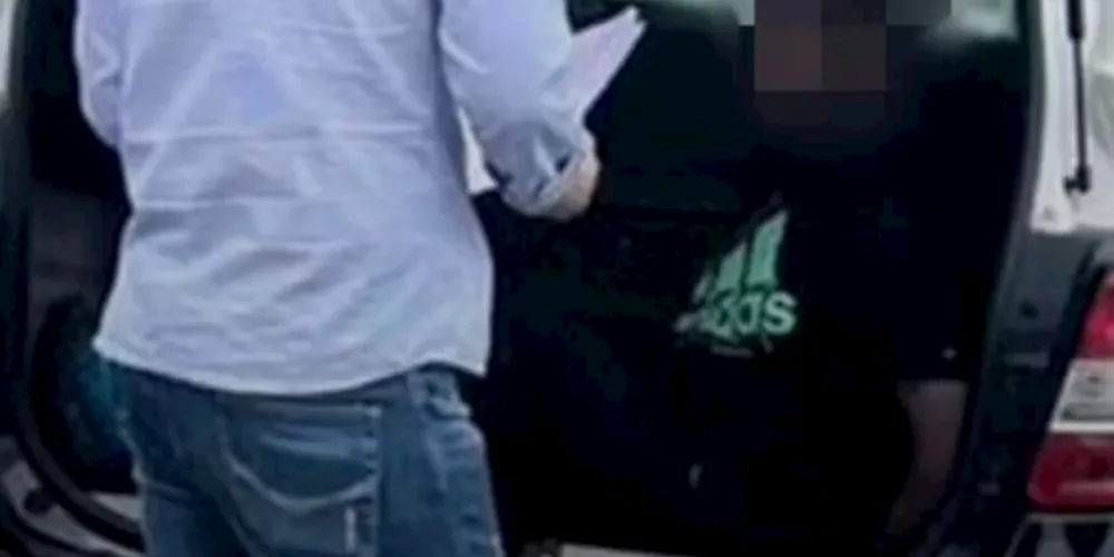 Além do tablet, o professor também presenteou a criança com bijuterias e doces