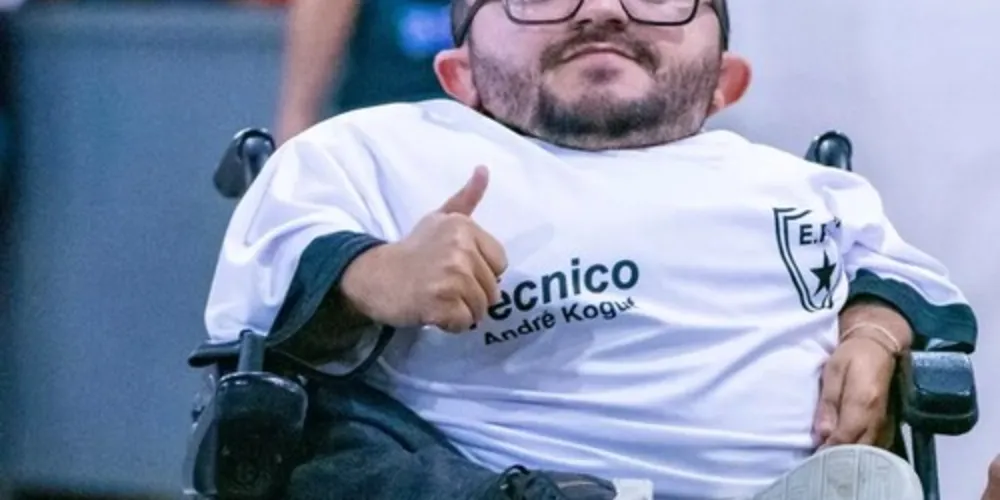 Kogut era incentivador e treinador do time de futsal feminino Estrelas FC