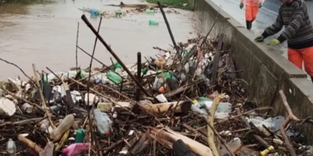 Lixo mais uma vez se acumulou na rodovia que corta o município
