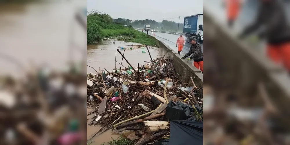 Lixo mais uma vez se acumulou na rodovia que corta o município