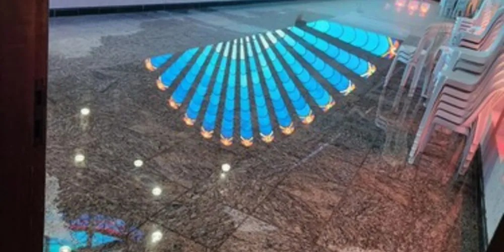 Teto, vitrais e calhas foram danificados e água entrou no interior da igreja