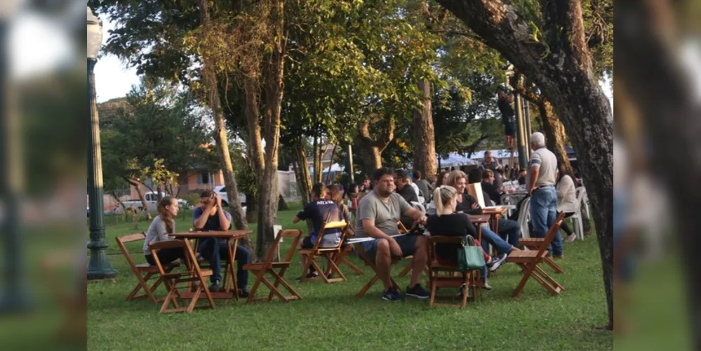 Ponta grossenses movimentam feira gastronômica.