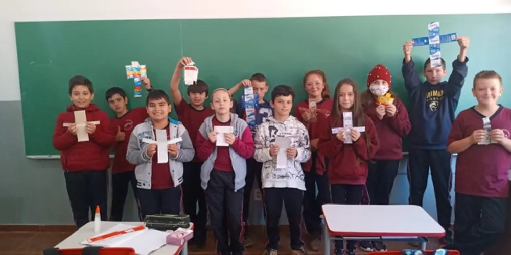 Os estudantes utilizaram caixas de diferentes formatos para auxiliar na aprendizagem do assunto