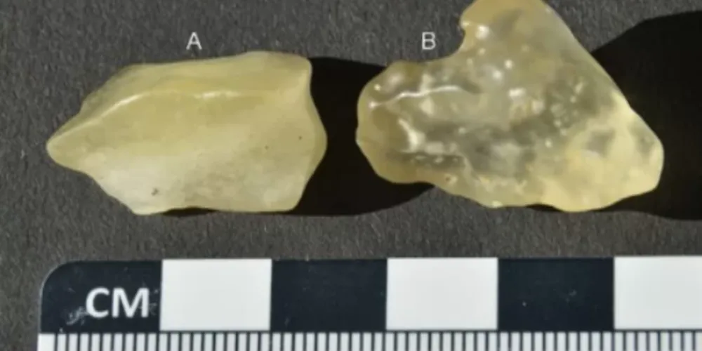 A origem do vidro amarelo no deserto africano tem sido objeto de debate entre cientistas há quase um século