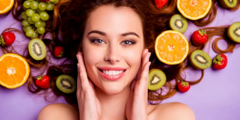 hábitos de vida como tabagismo, alcoolismo, estresse, vida sedentária, poluição e, principalmente, alimentos com alto índice glicêmico e ultraprocessados contribuem para o processo de envelhecimento da pele