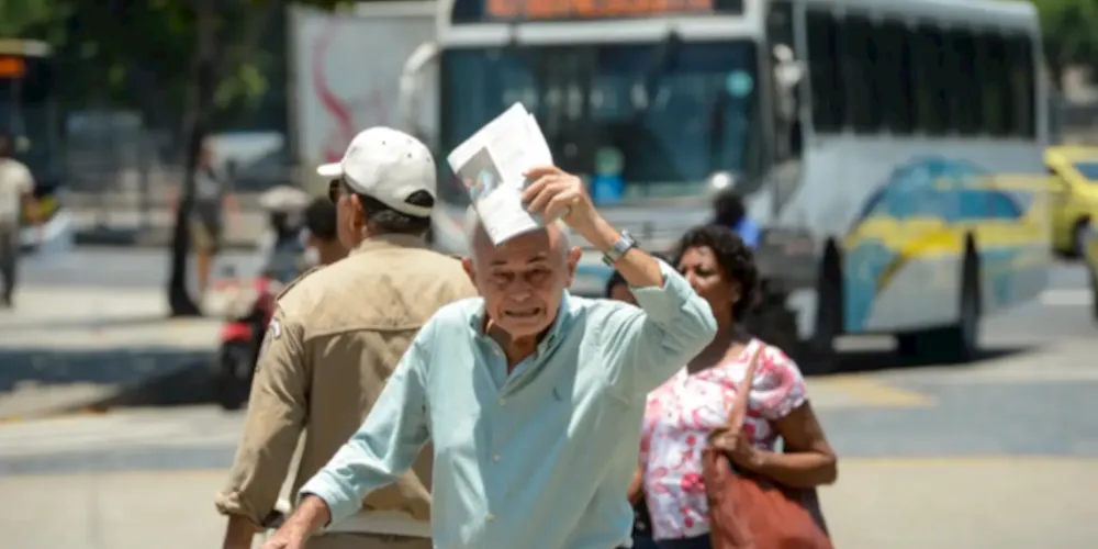 O intenso calor registrado principalmente no Sudeste e no Centro-Oeste do Brasil deve continuar ao longo de toda a semana