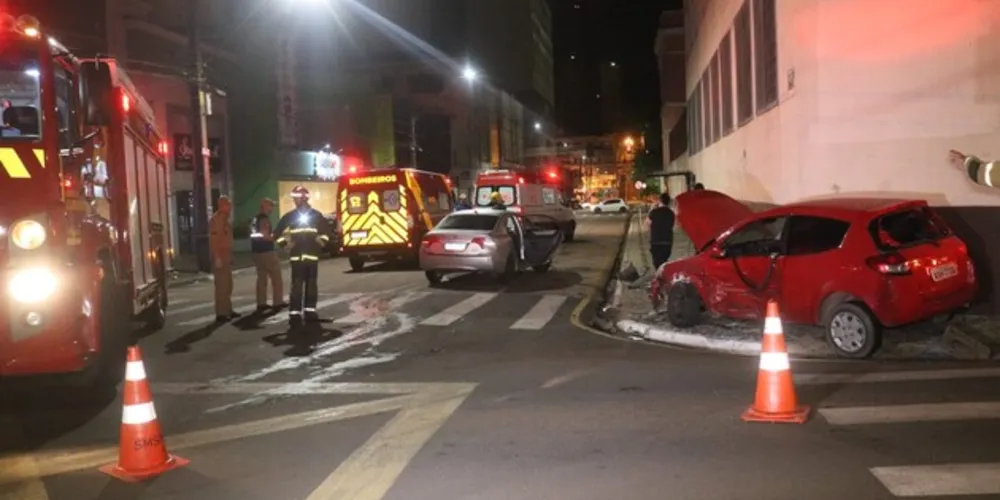 Um acidente envolvendo dois veículos na madrugada deste sábado (02), na região central de Ponta Grossa, deixou três pessoas feridas