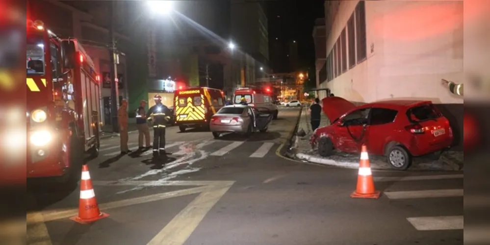 Um acidente envolvendo dois veículos na madrugada deste sábado (02), na região central de Ponta Grossa, deixou três pessoas feridas