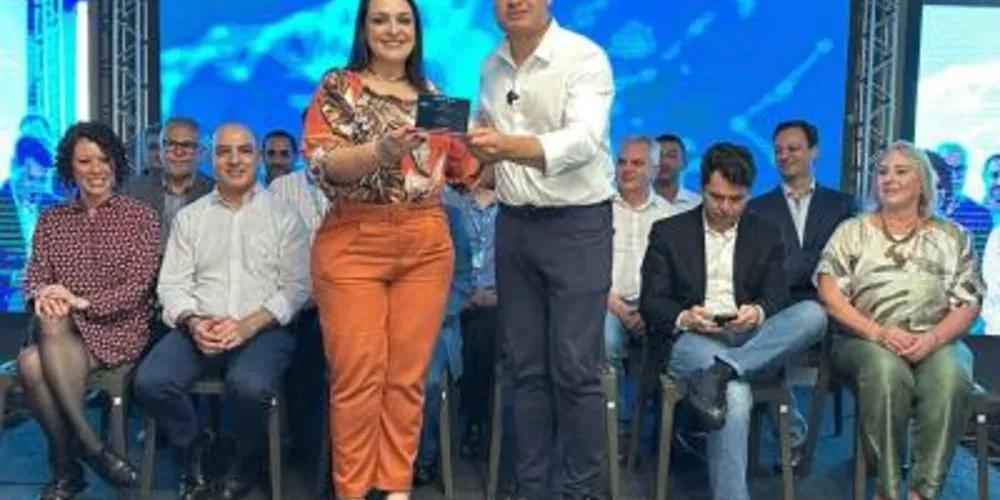 O prêmio foi entregue para a presidente da Associação e prefeita de Carambeí, Elisangela Pedros