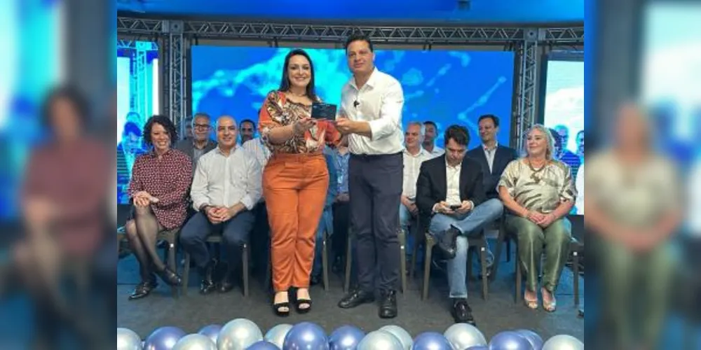 O prêmio foi entregue para a presidente da Associação e prefeita de Carambeí, Elisangela Pedros