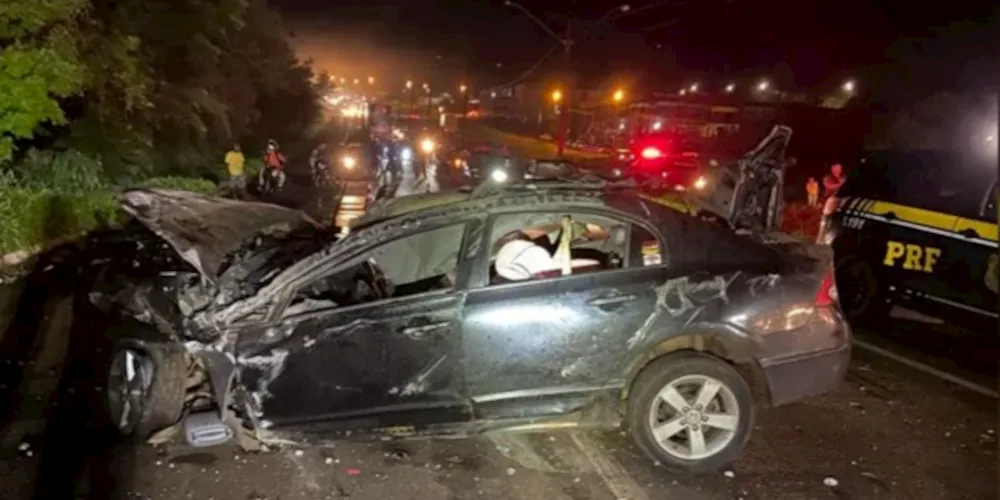 Veículo ficou destruído após o acidente de trânsito