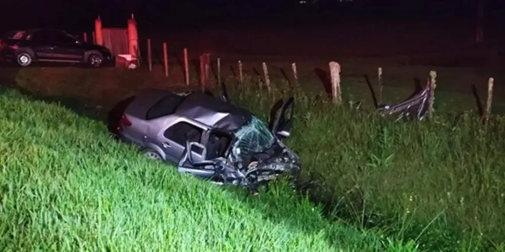 Carro foi parar em valeta após acidente