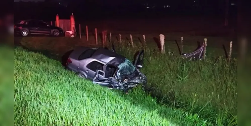 Carro foi parar em valeta após acidente